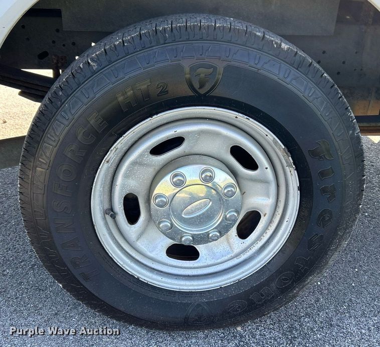 image for item NQ9792 2014 Ford F250  Super Duty XL  utility bed pickup truck