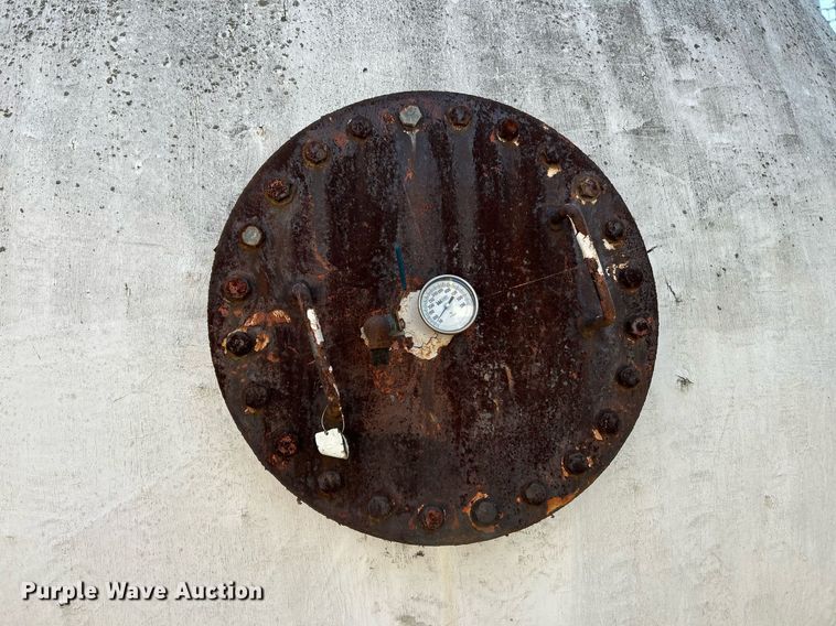 image for item NQ9808 Insulated horizontal oil tank