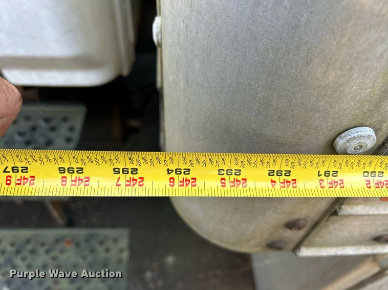 image for item NQ9831 2012 Hino 268  box truck