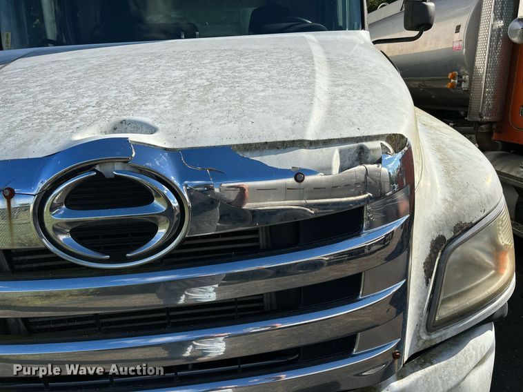 image for item NQ9831 2012 Hino 268  box truck