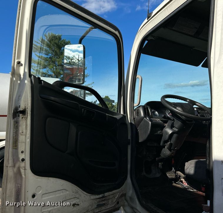 image for item NQ9831 2012 Hino 268  box truck