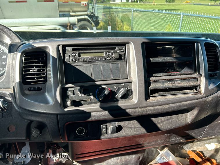 image for item NQ9831 2012 Hino 268  box truck