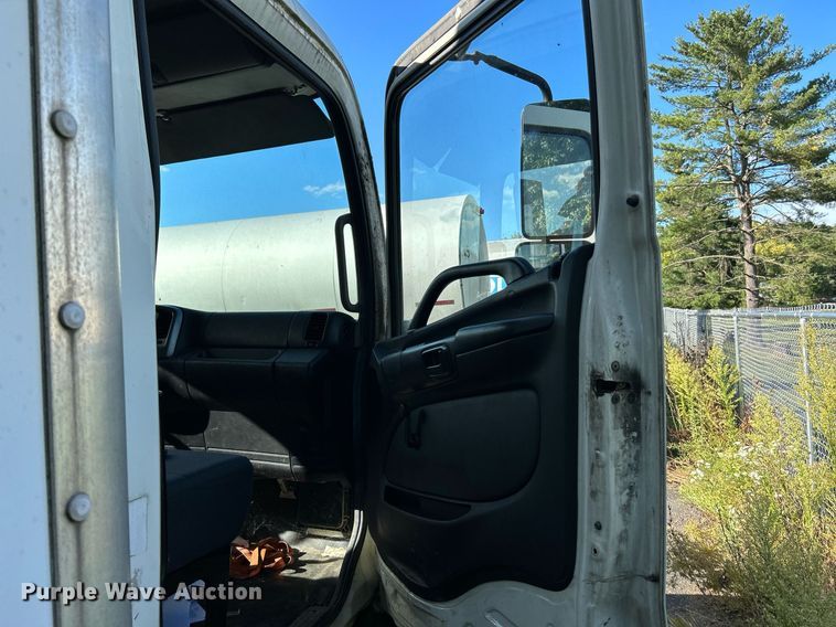 image for item NQ9831 2012 Hino 268  box truck