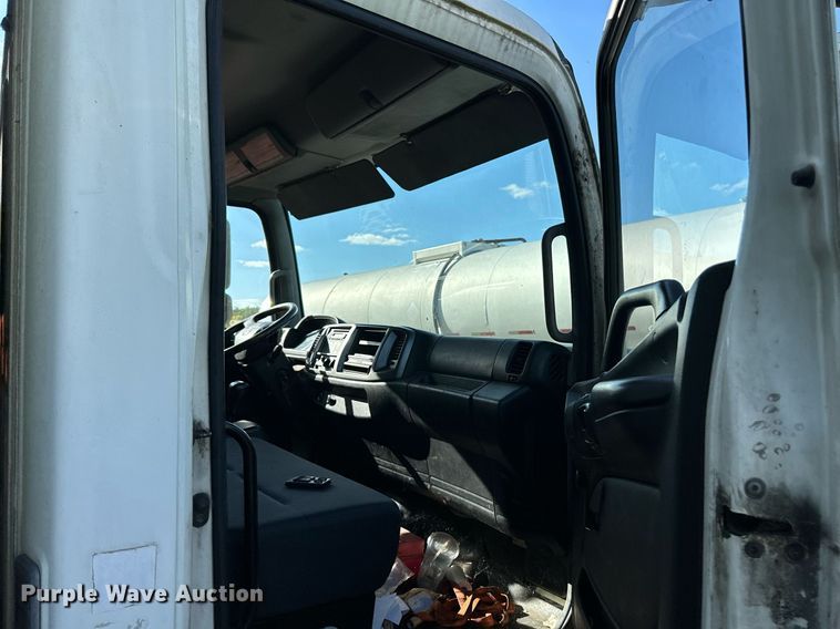 image for item NQ9831 2012 Hino 268  box truck