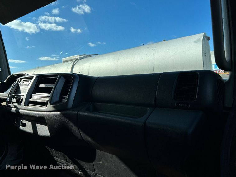 image for item NQ9831 2012 Hino 268  box truck