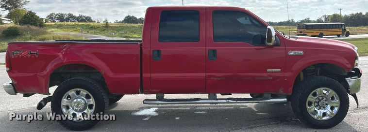 image for item NQ9861 2006 Ford F350 Super Duty XLT  Crew Cab pickup truck