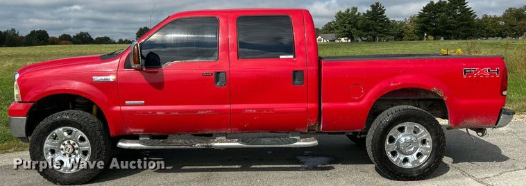 image for item NQ9861 2006 Ford F350 Super Duty XLT  Crew Cab pickup truck