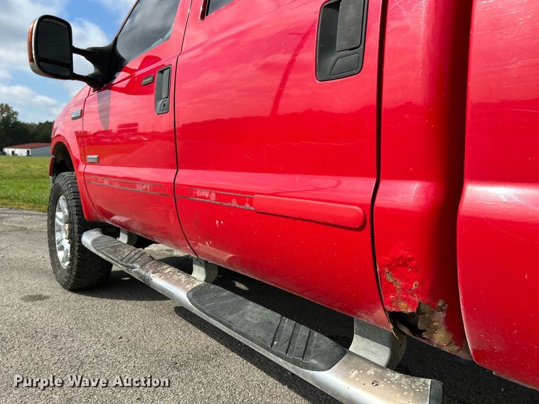 image for item NQ9861 2006 Ford F350 Super Duty XLT  Crew Cab pickup truck