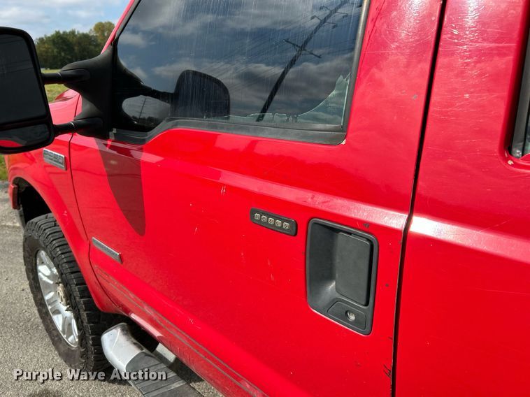 image for item NQ9861 2006 Ford F350 Super Duty XLT  Crew Cab pickup truck