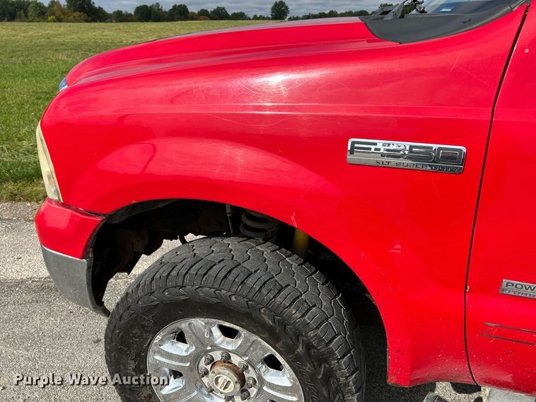 image for item NQ9861 2006 Ford F350 Super Duty XLT  Crew Cab pickup truck