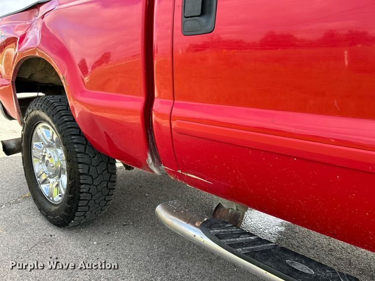 image for item NQ9861 2006 Ford F350 Super Duty XLT  Crew Cab pickup truck