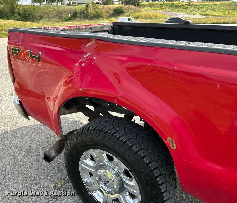 image for item NQ9861 2006 Ford F350 Super Duty XLT  Crew Cab pickup truck