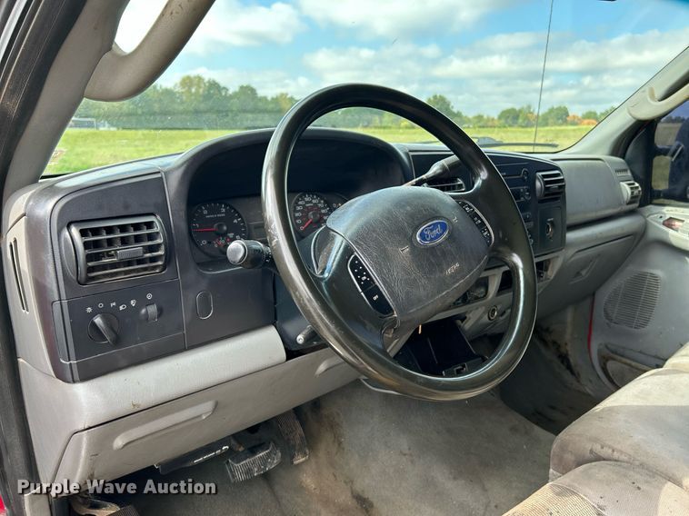 image for item NQ9861 2006 Ford F350 Super Duty XLT  Crew Cab pickup truck