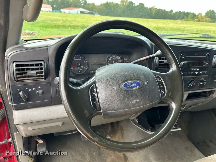 image for item NQ9861 2006 Ford F350 Super Duty XLT  Crew Cab pickup truck