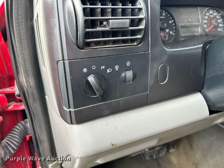 image for item NQ9861 2006 Ford F350 Super Duty XLT  Crew Cab pickup truck