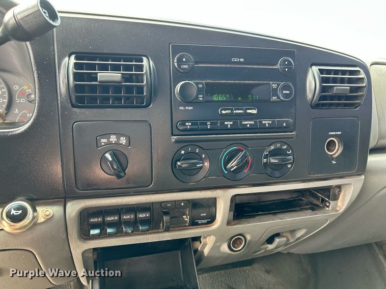 image for item NQ9861 2006 Ford F350 Super Duty XLT  Crew Cab pickup truck