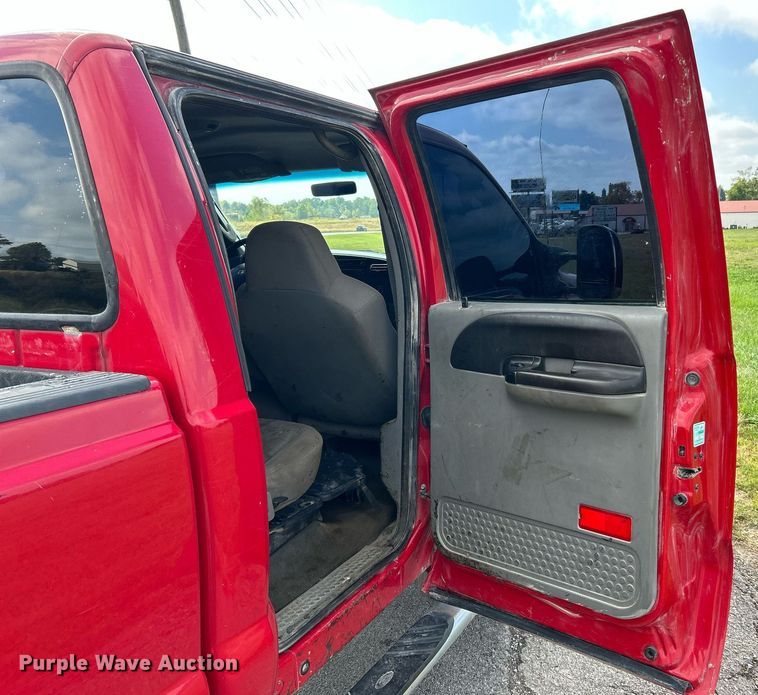 image for item NQ9861 2006 Ford F350 Super Duty XLT  Crew Cab pickup truck