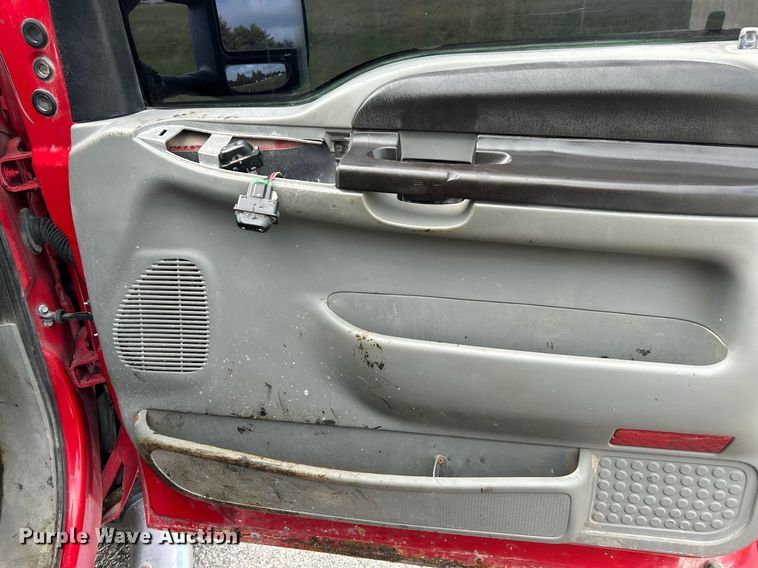 image for item NQ9861 2006 Ford F350 Super Duty XLT  Crew Cab pickup truck