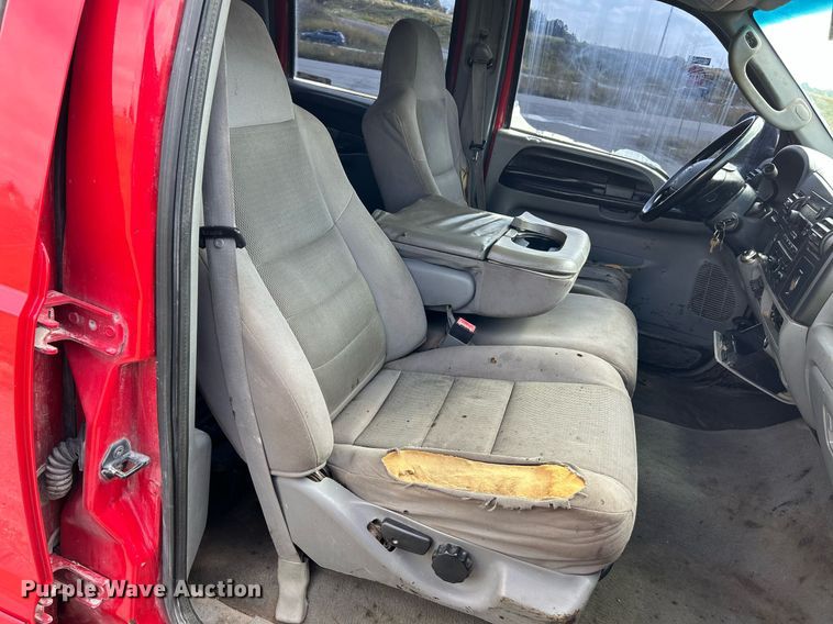 image for item NQ9861 2006 Ford F350 Super Duty XLT  Crew Cab pickup truck