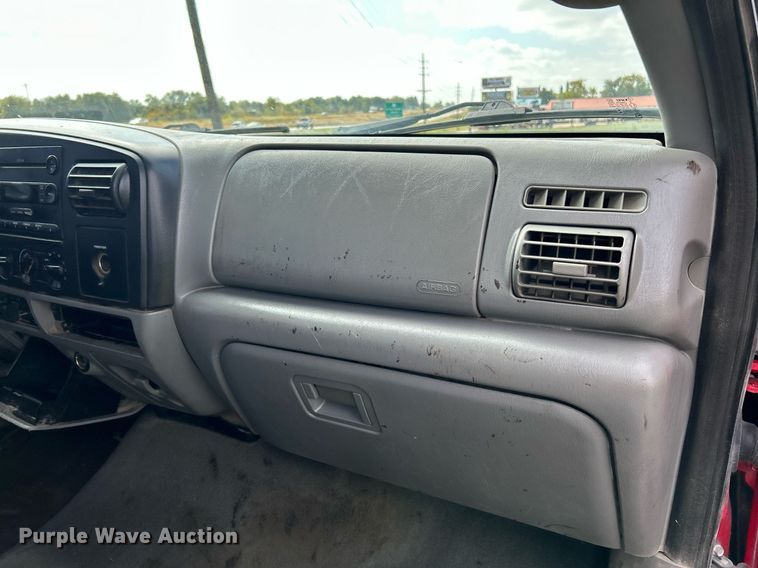 image for item NQ9861 2006 Ford F350 Super Duty XLT  Crew Cab pickup truck