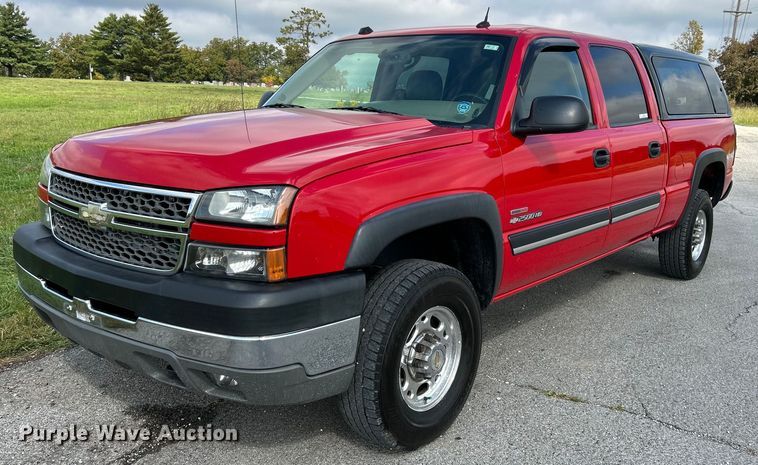 image for item NQ9862 2005 Chevrolet Silverado 2500HD  Crew Cab pickup truck