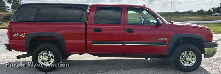 image for item NQ9862 2005 Chevrolet Silverado 2500HD  Crew Cab pickup truck