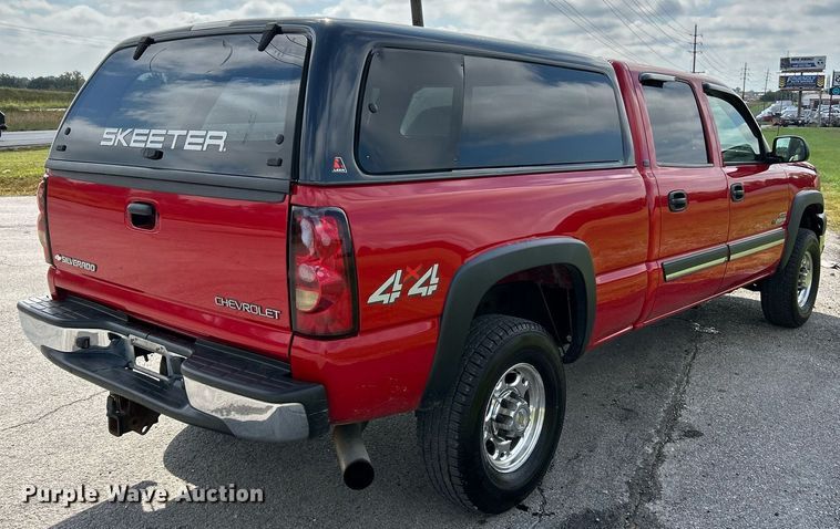 image for item NQ9862 2005 Chevrolet Silverado 2500HD  Crew Cab pickup truck