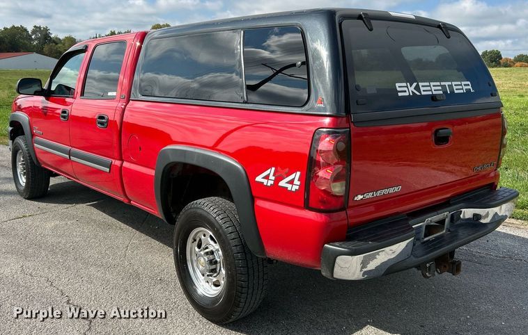 image for item NQ9862 2005 Chevrolet Silverado 2500HD  Crew Cab pickup truck