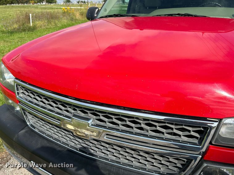 image for item NQ9862 2005 Chevrolet Silverado 2500HD  Crew Cab pickup truck