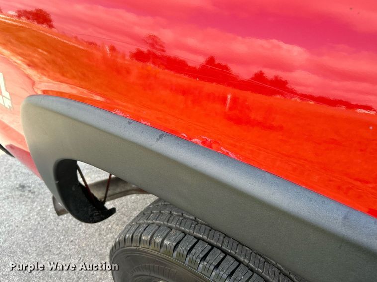 image for item NQ9862 2005 Chevrolet Silverado 2500HD  Crew Cab pickup truck