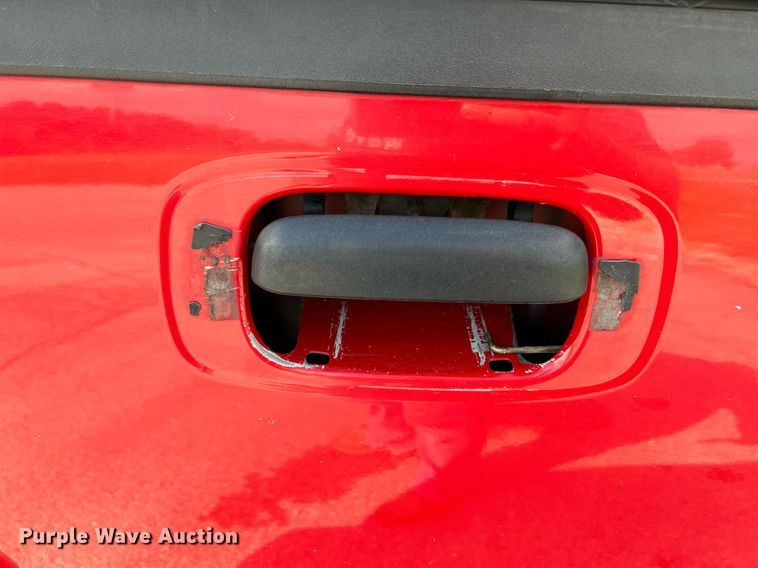 image for item NQ9862 2005 Chevrolet Silverado 2500HD  Crew Cab pickup truck