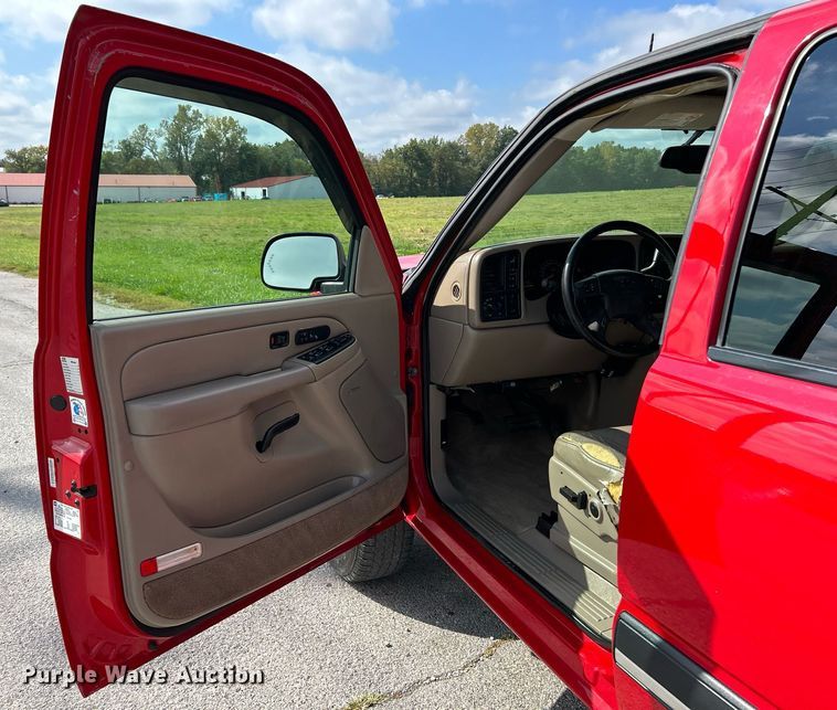 image for item NQ9862 2005 Chevrolet Silverado 2500HD  Crew Cab pickup truck