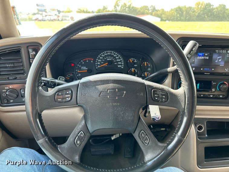 image for item NQ9862 2005 Chevrolet Silverado 2500HD  Crew Cab pickup truck