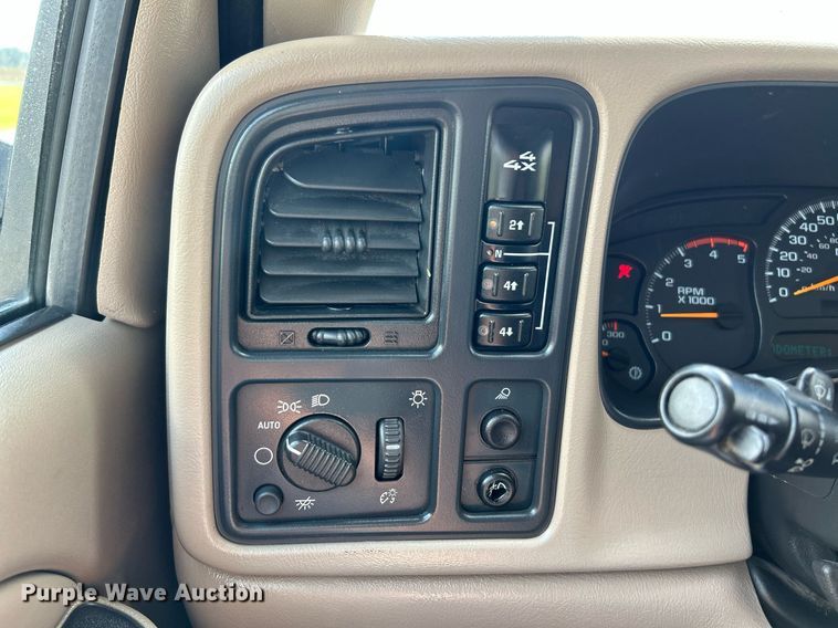 image for item NQ9862 2005 Chevrolet Silverado 2500HD  Crew Cab pickup truck