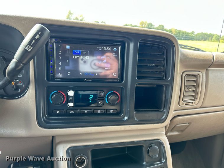 image for item NQ9862 2005 Chevrolet Silverado 2500HD  Crew Cab pickup truck