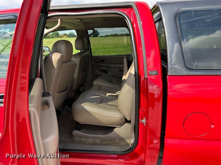 image for item NQ9862 2005 Chevrolet Silverado 2500HD  Crew Cab pickup truck