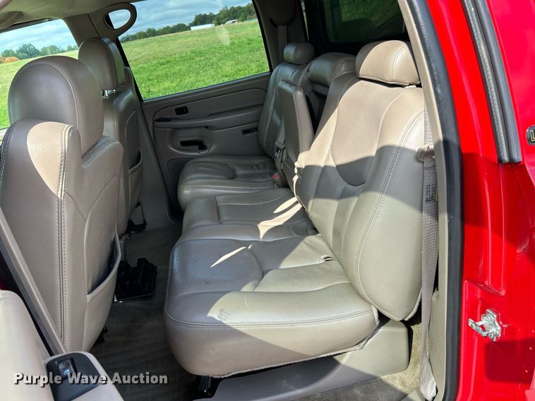 image for item NQ9862 2005 Chevrolet Silverado 2500HD  Crew Cab pickup truck