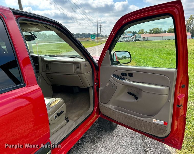 image for item NQ9862 2005 Chevrolet Silverado 2500HD  Crew Cab pickup truck