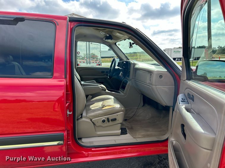 image for item NQ9862 2005 Chevrolet Silverado 2500HD  Crew Cab pickup truck