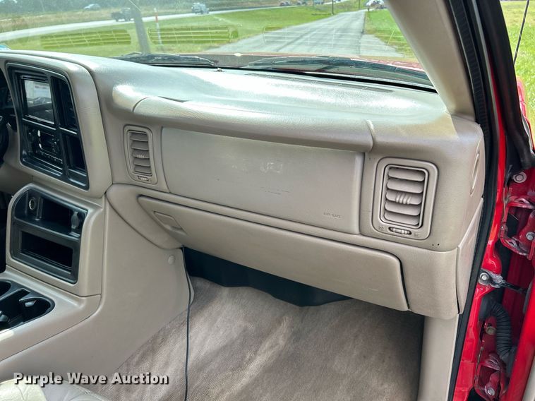 image for item NQ9862 2005 Chevrolet Silverado 2500HD  Crew Cab pickup truck