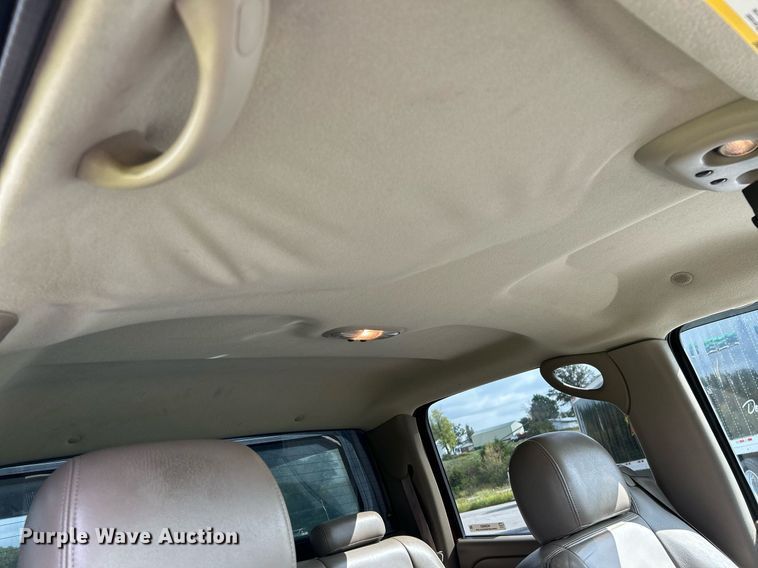 image for item NQ9862 2005 Chevrolet Silverado 2500HD  Crew Cab pickup truck