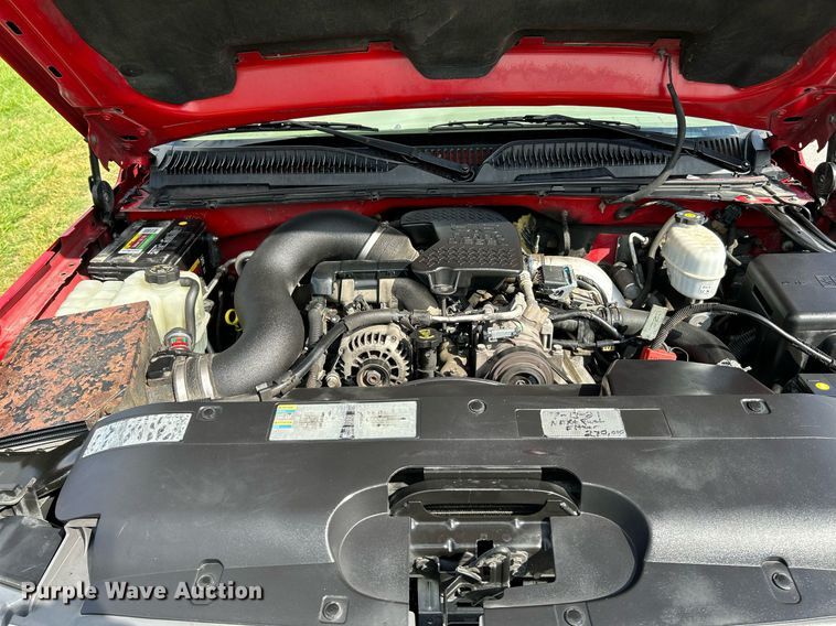 image for item NQ9862 2005 Chevrolet Silverado 2500HD  Crew Cab pickup truck