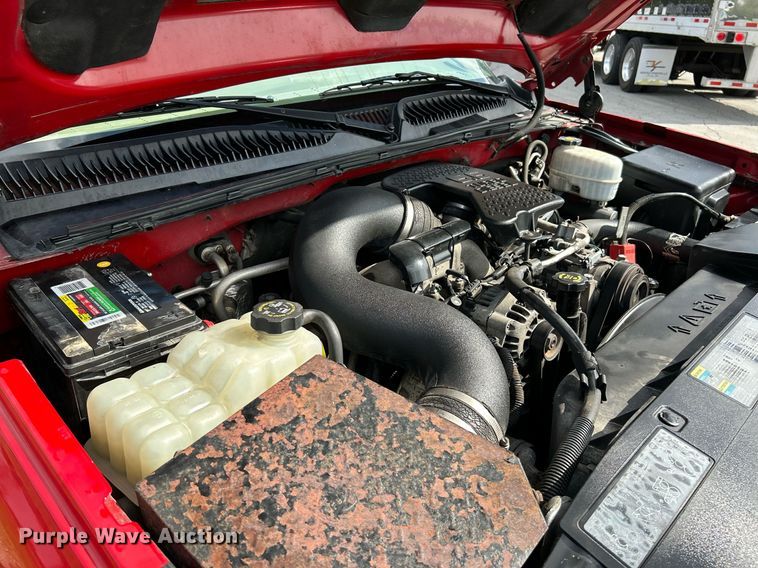 image for item NQ9862 2005 Chevrolet Silverado 2500HD  Crew Cab pickup truck