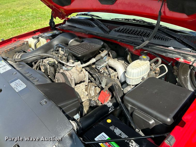 image for item NQ9862 2005 Chevrolet Silverado 2500HD  Crew Cab pickup truck