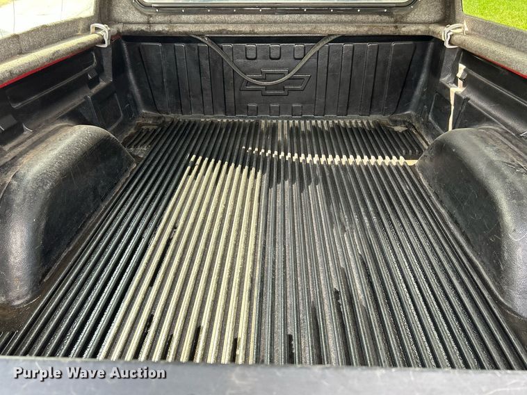 image for item NQ9862 2005 Chevrolet Silverado 2500HD  Crew Cab pickup truck