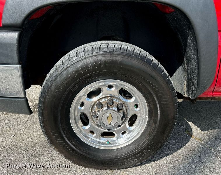 image for item NQ9862 2005 Chevrolet Silverado 2500HD  Crew Cab pickup truck