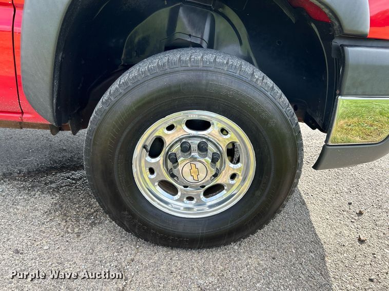 image for item NQ9862 2005 Chevrolet Silverado 2500HD  Crew Cab pickup truck