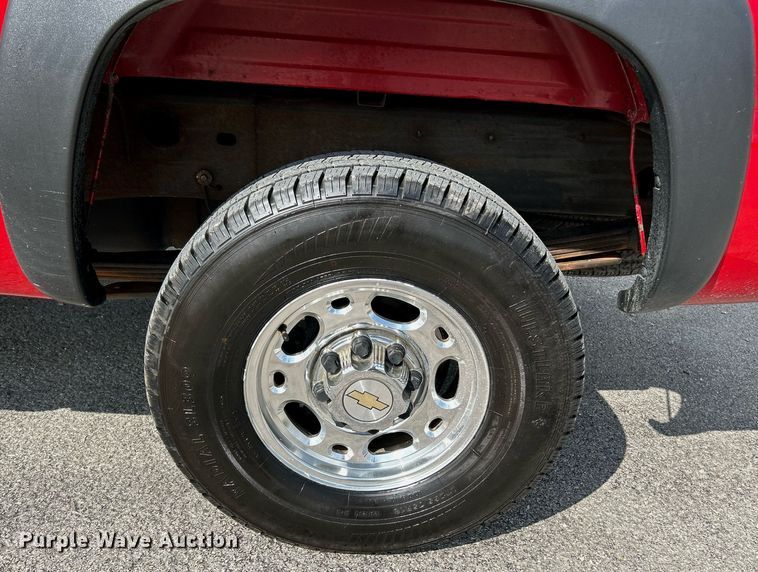 image for item NQ9862 2005 Chevrolet Silverado 2500HD  Crew Cab pickup truck