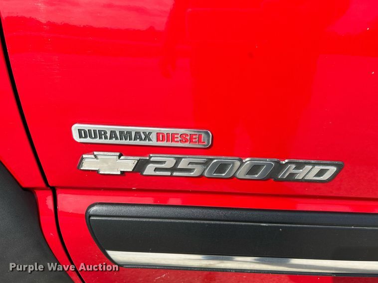 image for item NQ9862 2005 Chevrolet Silverado 2500HD  Crew Cab pickup truck