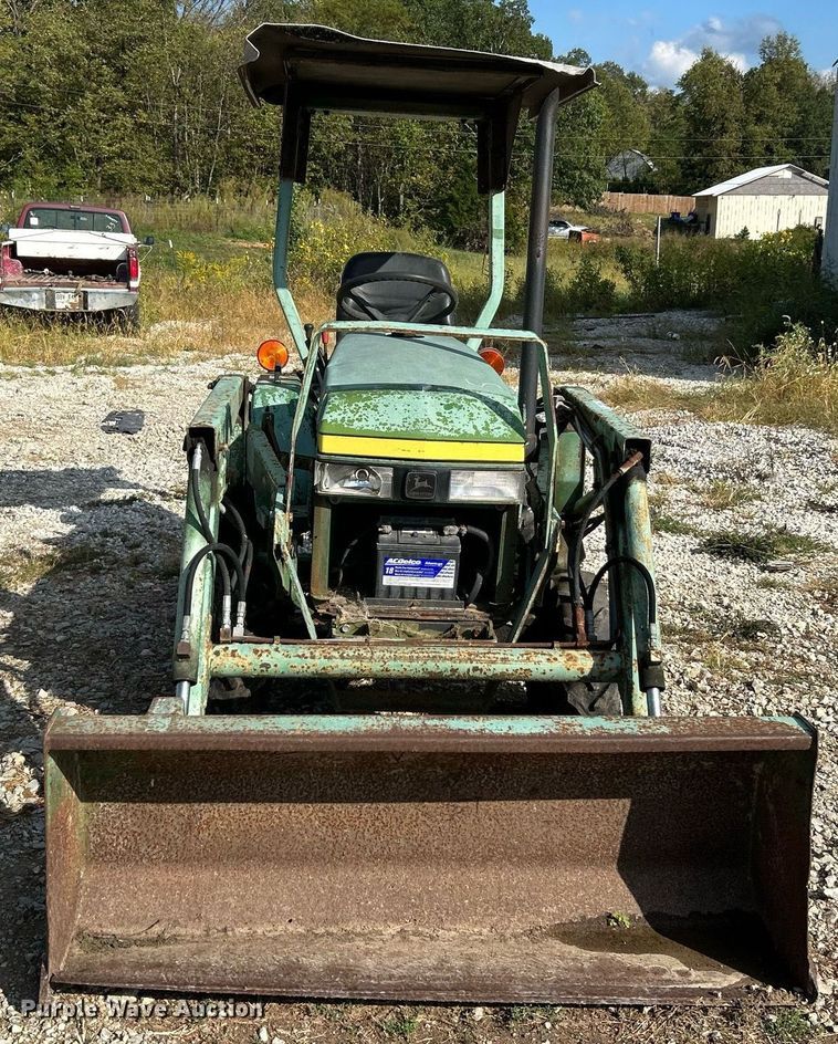 image for item NQ9869 1989 John Deere 670  tractor